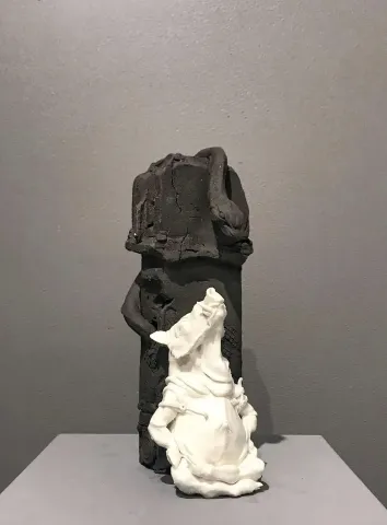 BUĞRA ÖZER — “Hi” "Hi" eseri BUĞRA ÖZER tarafından 28x11x16 cm ölçülerinde Serbest Elle Şekillendirme Porselen ve Stoneware Kil 1260°C tekniği ile yapılmıştır.