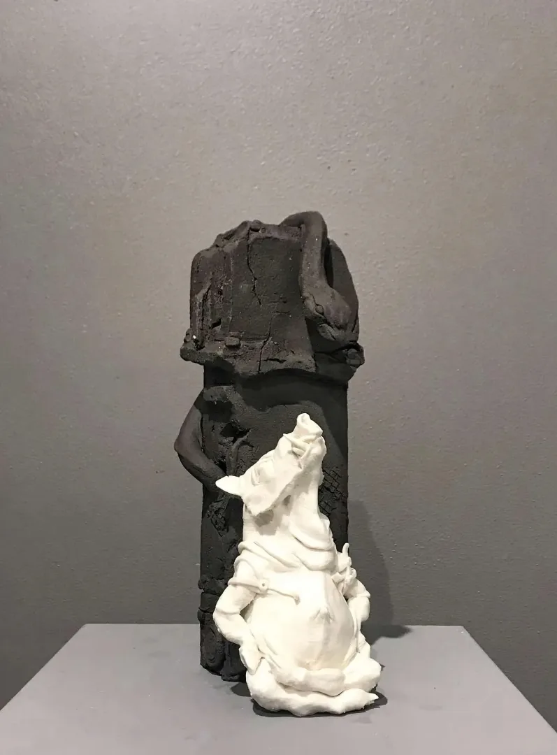 "Hi" eseri BUĞRA ÖZER tarafından 28x11x16 cm ölçülerinde Serbest Elle Şekillendirme Porselen ve Stoneware Kil 1260°C tekniği ile yapılmıştır.