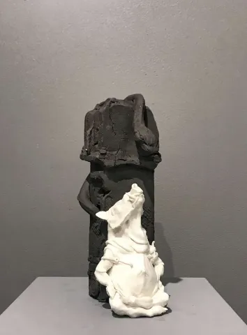 "Hi" eseri BUĞRA ÖZER tarafından 28x11x16 cm ölçülerinde Serbest Elle Şekillendirme Porselen ve Stoneware Kil 1260°C tekniği ile yapılmıştır.