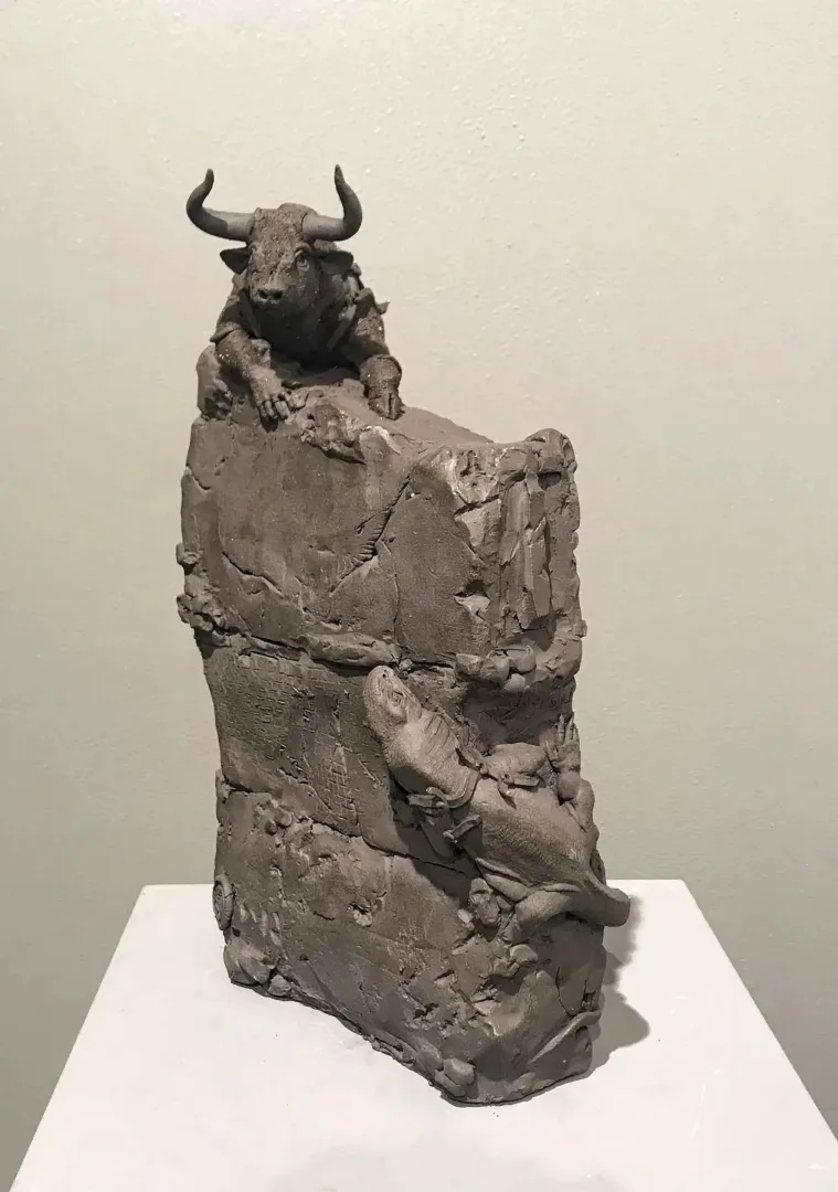 "Karşılaşma" eseri BUĞRA ÖZER tarafından 34x23x12 cm ölçülerinde Serbest Elle Şekillendirme Stoneware Kil 1240°C tekniği ile yapılmıştır.