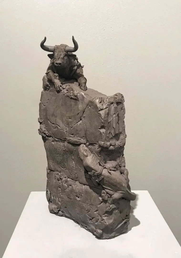 BUĞRA ÖZER — “Karşılaşma” "Karşılaşma" eseri BUĞRA ÖZER tarafından 34x23x12 cm ölçülerinde Serbest Elle Şekillendirme Stoneware Kil 1240°C tekniği ile yapılmıştır.