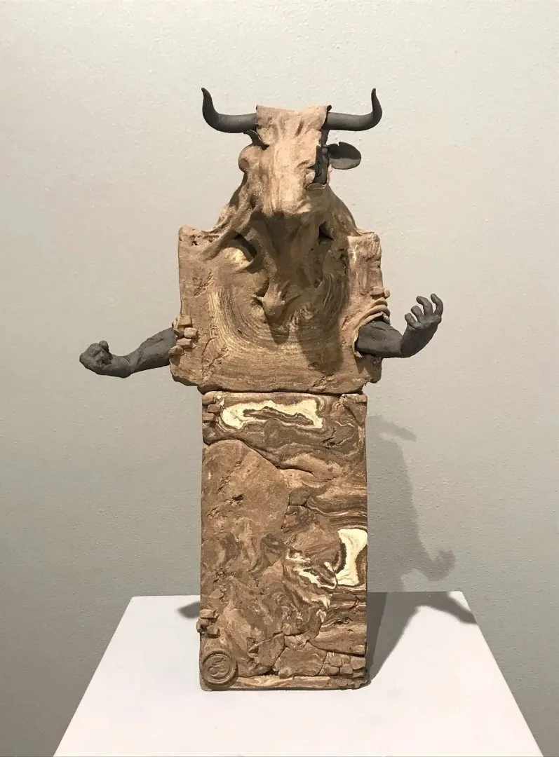 "Varoluş I" eseri BUĞRA ÖZER tarafından 37x23x16 cm ölçülerinde Serbest Elle Şekillendirme Stoneware Kil 1150°C tekniği ile yapılmıştır.