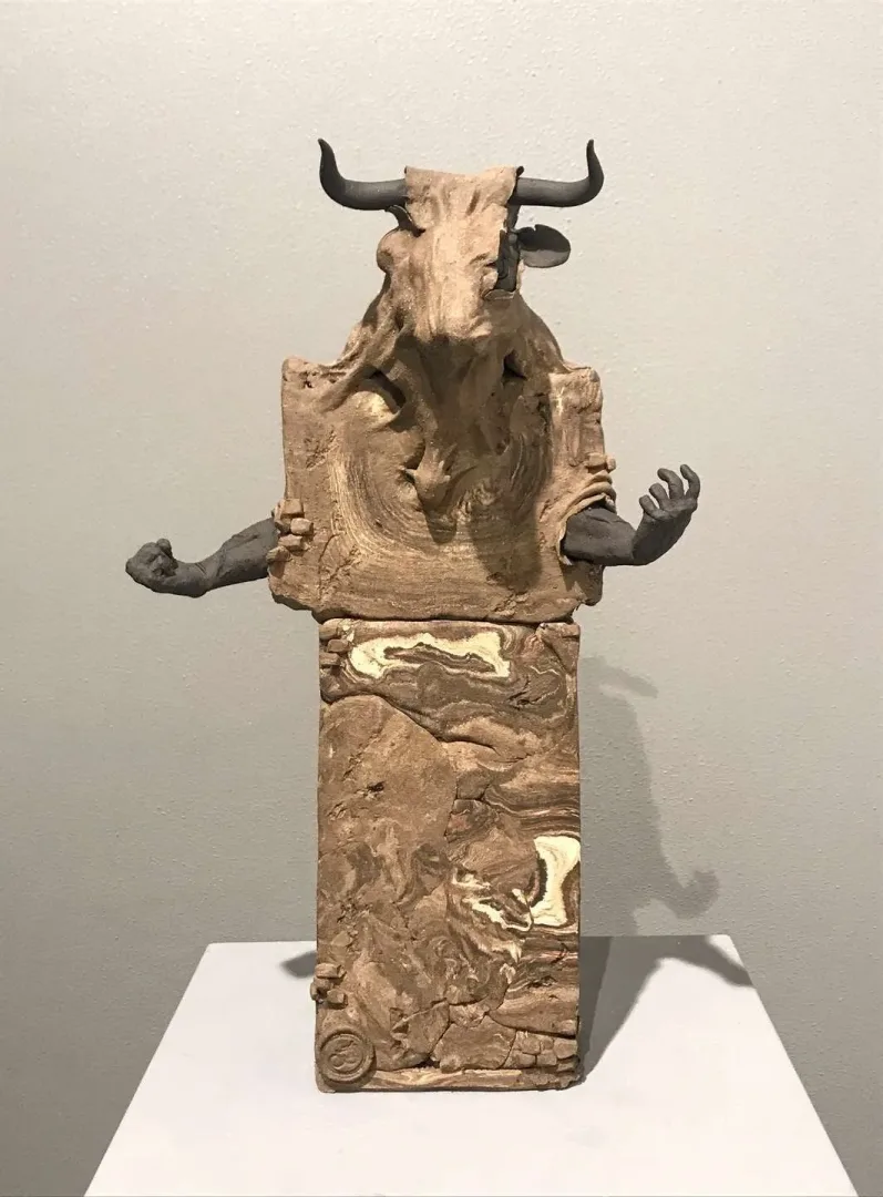 yakınlaştır "Varoluş I" eseri BUĞRA ÖZER tarafından 37x23x16 cm ölçülerinde Serbest Elle Şekillendirme Stoneware Kil 1150°C tekniği ile yapılmıştır.