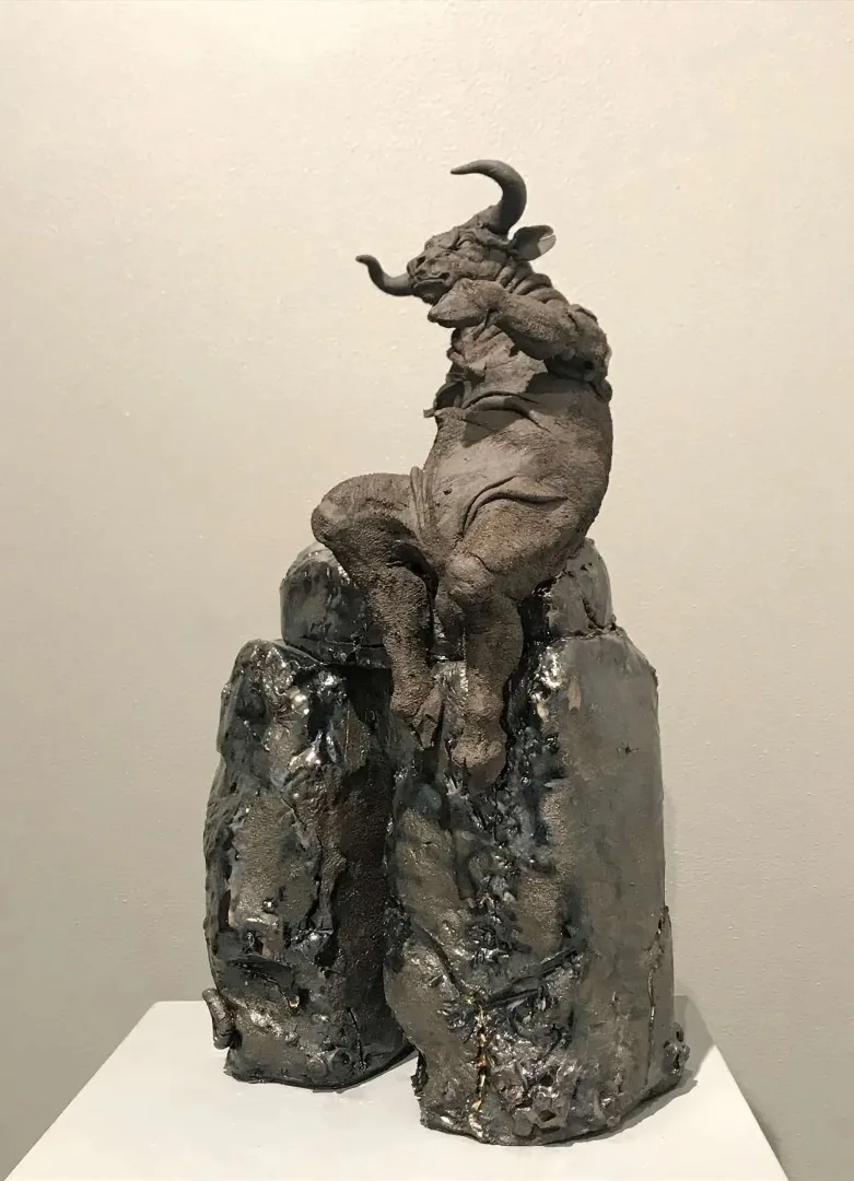 yakınlaştır "Hey sen" eseri BUĞRA ÖZER tarafından 39x20x16 cm ölçülerinde Serbest Elle Şekillendirme Stoneware Kil 1260°C tekniği ile yapılmıştır.