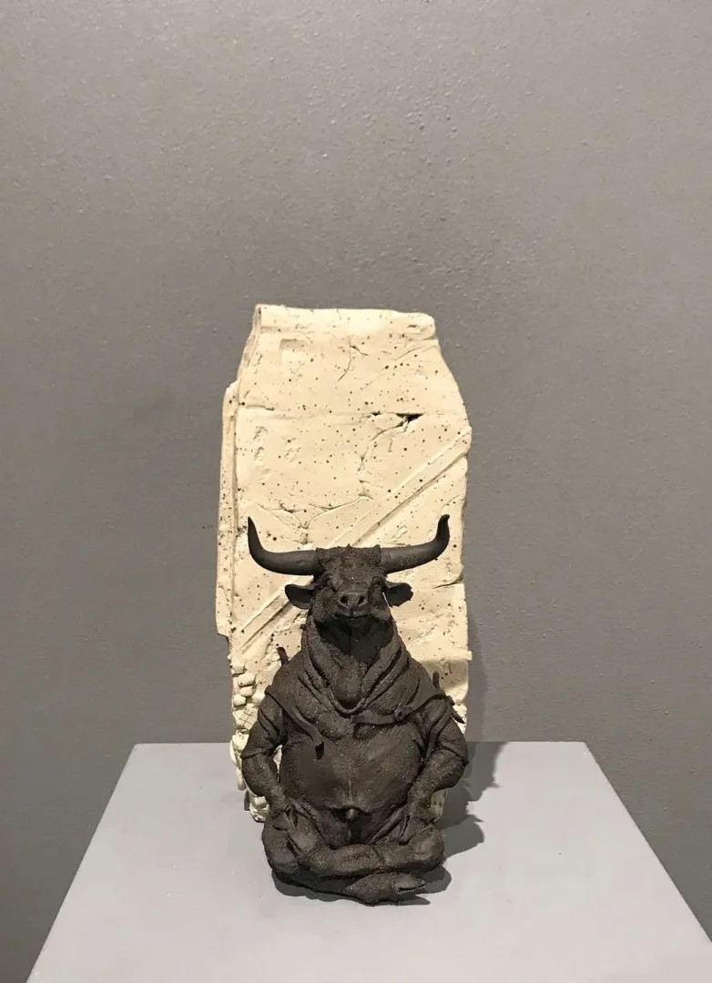 yakınlaştır "Meditasyon" eseri BUĞRA ÖZER tarafından 26x13x15 cm ölçülerinde Serbest Elle Şekillendirme Stoneware Kil 1260°C tekniği ile yapılmıştır.