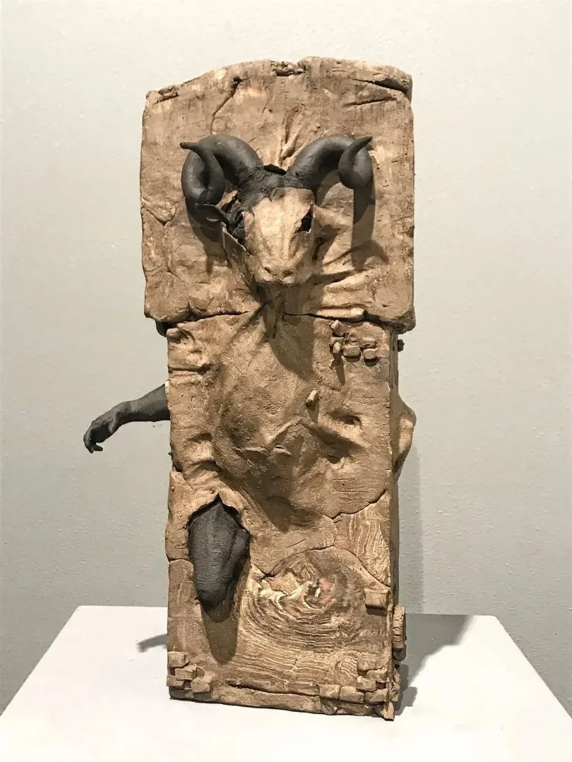 "Varoluş II" eseri BUĞRA ÖZER tarafından 32x17x15 cm ölçülerinde Serbest Elle Şekillendirme Stoneware Kil 1150°C tekniği ile yapılmıştır.