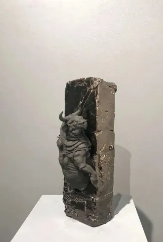 BUĞRA ÖZER — “Goldbronz I” "Goldbronz I" eseri BUĞRA ÖZER tarafından 34x12x14 cm ölçülerinde Serbest Elle Şekillendirme Stoneware Kil 1150°C tekniği ile yapılmıştır.