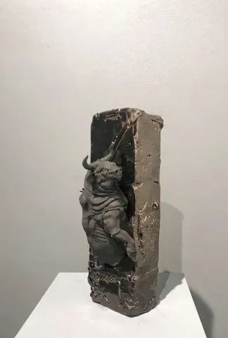"Goldbronz I" eseri BUĞRA ÖZER tarafından 34x12x14 cm ölçülerinde Serbest Elle Şekillendirme Stoneware Kil 1150°C tekniği ile yapılmıştır.