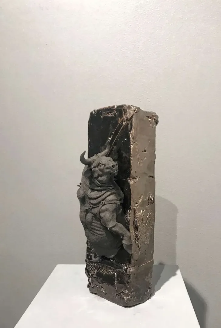 yakınlaştır "Goldbronz I" eseri BUĞRA ÖZER tarafından 34x12x14 cm ölçülerinde Serbest Elle Şekillendirme Stoneware Kil 1150°C tekniği ile yapılmıştır.