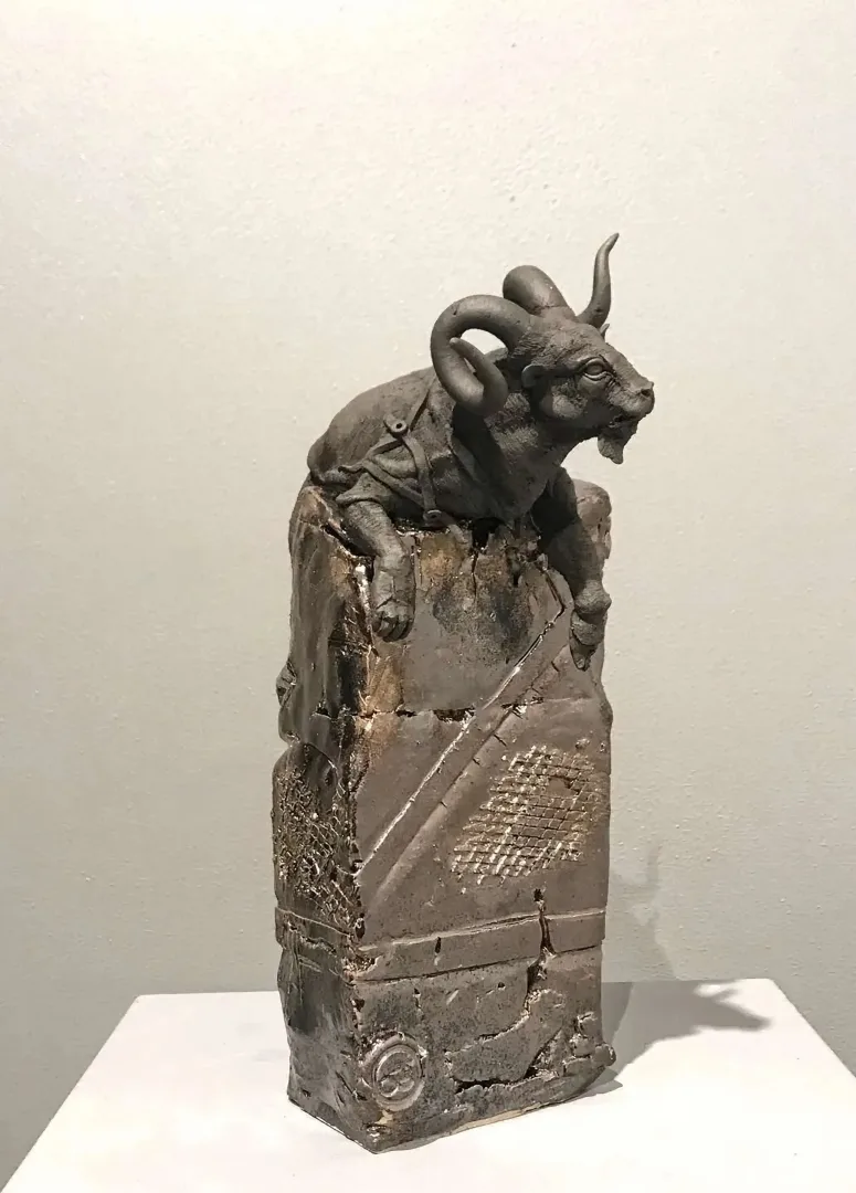 "Goldbronz II" eseri BUĞRA ÖZER tarafından 29x13x18 cm ölçülerinde Serbest Elle Şekillendirme Stoneware Kil 1150°C tekniği ile yapılmıştır.