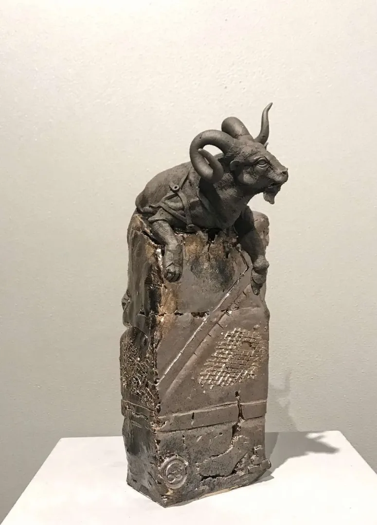 yakınlaştır "Goldbronz II" eseri BUĞRA ÖZER tarafından 29x13x18 cm ölçülerinde Serbest Elle Şekillendirme Stoneware Kil 1150°C tekniği ile yapılmıştır.