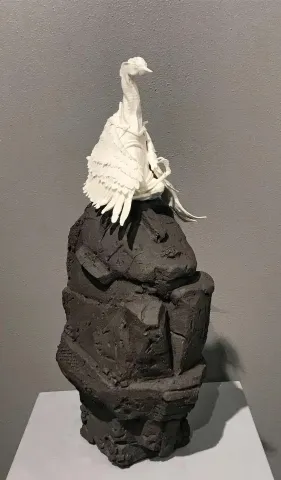"Turna" eseri BUĞRA ÖZER tarafından 43x15x20 cm ölçülerinde Serbest Elle Şekillendirme Porselen ve Stoneware Kil 1260°C tekniği ile yapılmıştır.