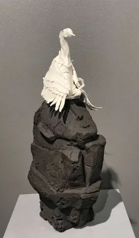 "Turna" eseri BUĞRA ÖZER tarafından 43x15x20 cm ölçülerinde Serbest Elle Şekillendirme Porselen ve Stoneware Kil 1260°C tekniği ile yapılmıştır.