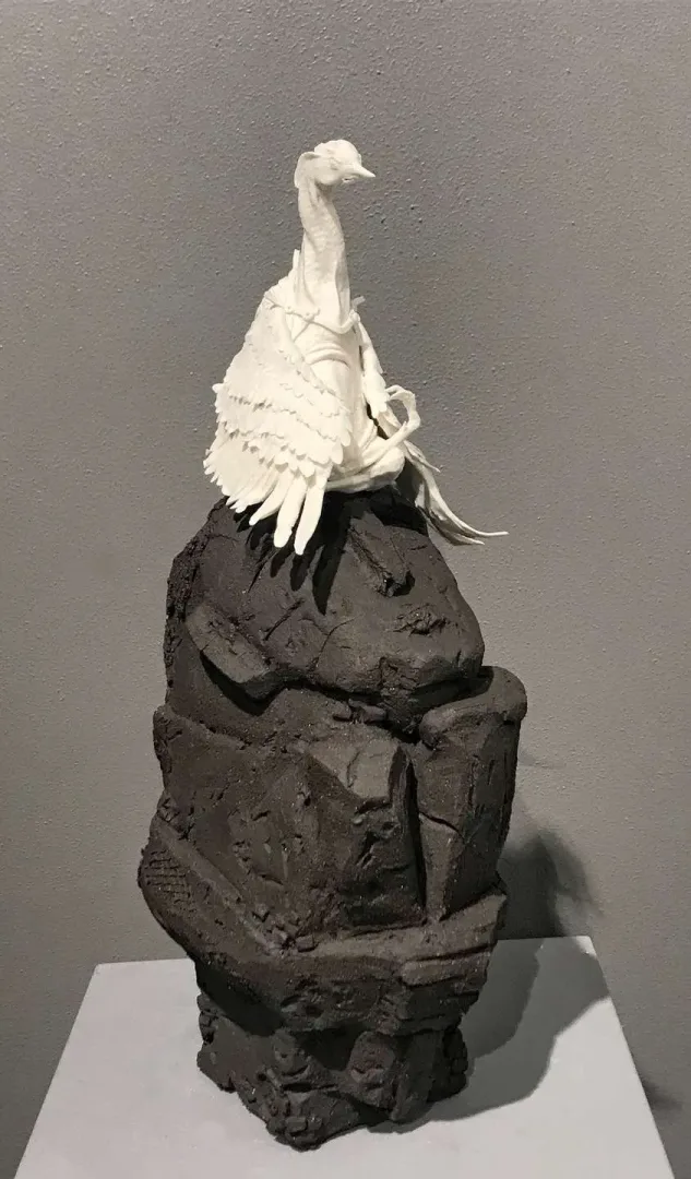 "Turna" eseri BUĞRA ÖZER tarafından 43x15x20 cm ölçülerinde Serbest Elle Şekillendirme Porselen ve Stoneware Kil 1260°C tekniği ile yapılmıştır.