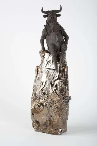 "Bekleyiş II" eseri BUĞRA ÖZER tarafından 39x12x10 cm ölçülerinde Serbest Elle Şekillendirme Stoneware Kil Altın Efektli Artistik Sır 1260°C tekniği ile yapılmıştır.