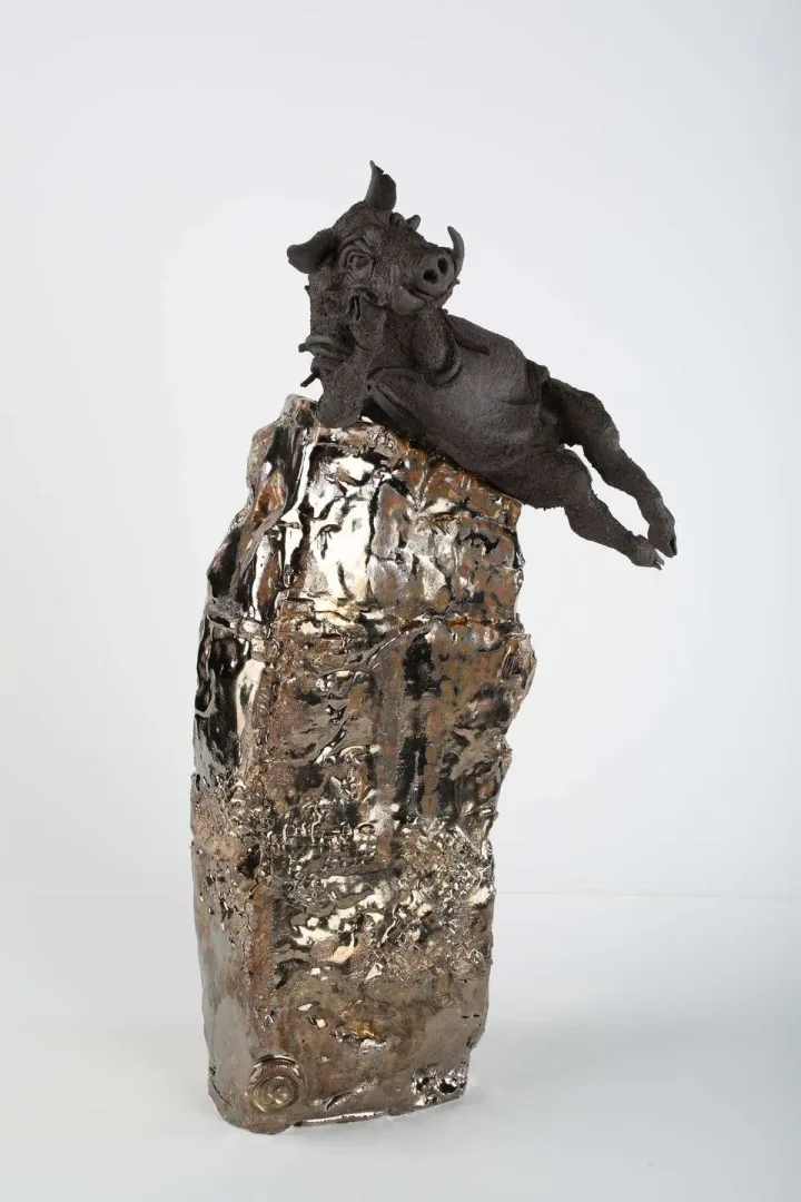 "Bekleyiş I" eseri BUĞRA ÖZER tarafından 39x18x14 cm ölçülerinde Serbest Elle Şekillendirme Stoneware Kil Altın Efektli Artistik Sır 1260°C tekniği ile yapılmıştır.