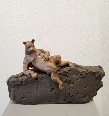 "Çok ağır II" eseri BUĞRA ÖZER tarafından 20x31x13 cm ölçülerinde Serbest Elle Şekillendirme Stoneware Kil Odun pişirim 1260° tekniği ile yapılmıştır.