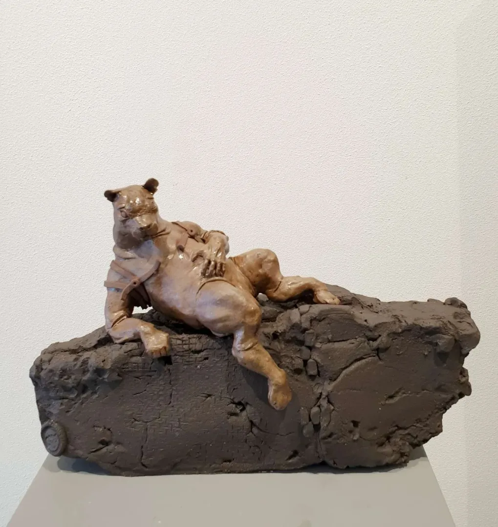 "Çok ağır II" eseri BUĞRA ÖZER tarafından 20x31x13 cm ölçülerinde Serbest Elle Şekillendirme Stoneware Kil Odun pişirim 1260° tekniği ile yapılmıştır.