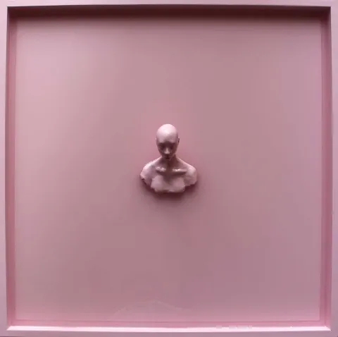 "İsimsiz" eseri DUYGU AYDOĞAN tarafından 2019 yılında 65x65x13 cm ölçülerinde polimer kilakrilik epoksi reçine tekniği ile yapılmıştır.