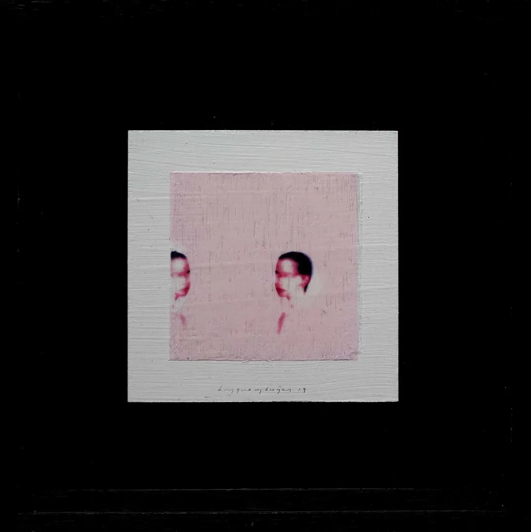 DUYGU AYDOĞAN — “İsimsiz”, 2019 "İsimsiz" eseri DUYGU AYDOĞAN tarafından 2019 yılında 10x10 cm ölçülerinde MDF üzeri transfer ve akrilik tekniği ile yapılmıştır.