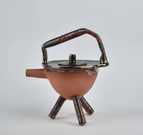 FİDAN TONZA — “Çaydanlık-II”, 2019 "Çaydanlık-II" eseri FİDAN TONZA tarafından 2019 yılında 16x22x24 cm ölçülerinde 1050° Kırmızı çamur kalıp + elle şekillendirme+sırlı tekniği ile yapılmıştır.