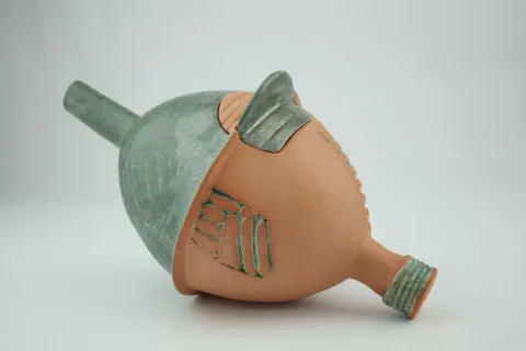 FİDAN TONZA — “Çaydanlık-III”, 2020 "Çaydanlık-III" eseri FİDAN TONZA tarafından 2020 yılında 15x28x15 cm ölçülerinde 1050° Kırmızı çamur kalıp + elle şekillendirme+sırlı tekniği ile yapılmıştır.