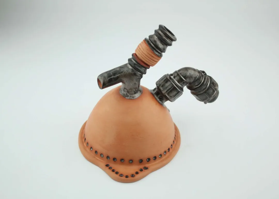 yakınlaştır "Çaydanlık-V" eseri FİDAN TONZA tarafından 2019 yılında 16x21x16 cm ölçülerinde 1050° Kırmızı çamur kalıp + elle şekillendirme+sırlı tekniği ile yapılmıştır.