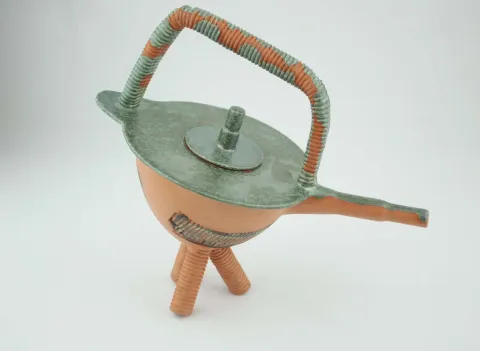 FİDAN TONZA — “Çaydanlık-VI”, 2020 "Çaydanlık-VI" eseri FİDAN TONZA tarafından 2020 yılında 16x27x24 cm ölçülerinde 1050° Kırmızı çamur kalıp + elle şekillendirme+sırlı tekniği ile yapılmıştır.