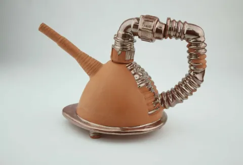 FİDAN TONZA — “Çaydanlık-VII”, 2019 "Çaydanlık-VII" eseri FİDAN TONZA tarafından 2019 yılında 16x29x21 cm ölçülerinde 1050° Kırmızı çamur kalıp + elle şekillendirme+sırlı tekniği ile yapılmıştır.
