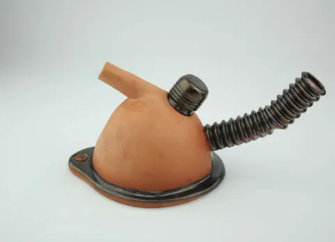 FİDAN TONZA — “Çaydanlık-VIII”, 2019 "Çaydanlık-VIII" eseri FİDAN TONZA tarafından 2019 yılında 16x31x13 cm ölçülerinde 1050° Kırmızı çamur kalıp + elle şekillendirme+sırlı tekniği ile yapılmıştır.