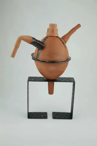 "Çaydanlık-IVx" eseri FİDAN TONZA tarafından 2020 yılında 16x34x33 cm ölçülerinde 1050° Kırmızı çamur kalıp + elle şekillendirme+sırlı tekniği ile yapılmıştır.