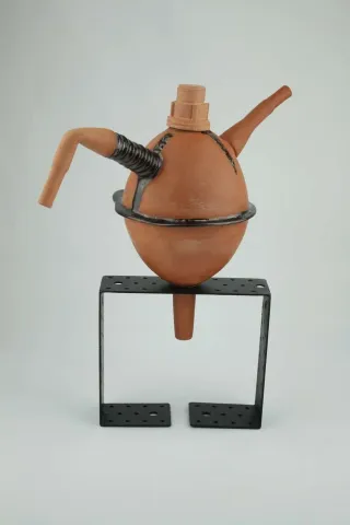 FİDAN TONZA — “Çaydanlık-IVx”, 2020 "Çaydanlık-IVx" eseri FİDAN TONZA tarafından 2020 yılında 16x34x33 cm ölçülerinde 1050° Kırmızı çamur kalıp + elle şekillendirme+sırlı tekniği ile yapılmıştır.