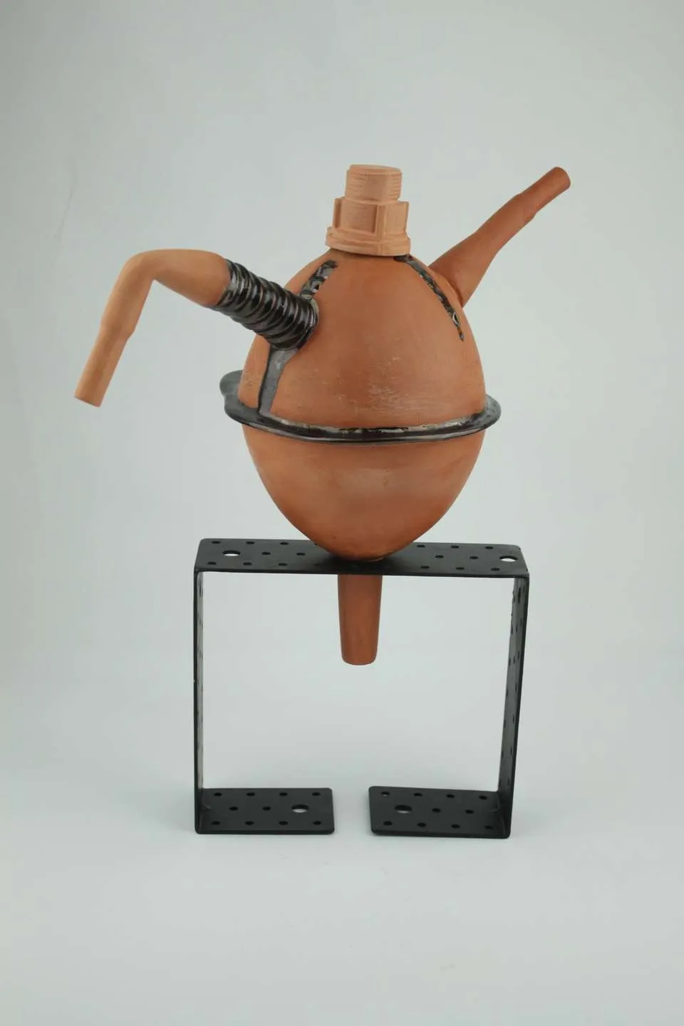"Çaydanlık-IVx" eseri FİDAN TONZA tarafından 2020 yılında 16x34x33 cm ölçülerinde 1050° Kırmızı çamur kalıp + elle şekillendirme+sırlı tekniği ile yapılmıştır.