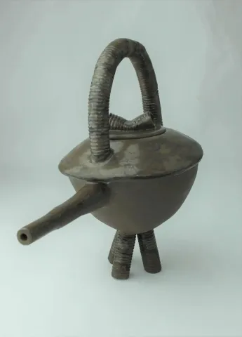 "Çaydanlık-xVI" eseri FİDAN TONZA tarafından 2020 yılında 17x28x18 cm ölçülerinde 1050° Siyah çamur kalıp + elle şekillendirme+sırlı tekniği ile yapılmıştır.