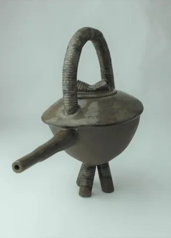 FİDAN TONZA — “Çaydanlık-xVI”, 2020 "Çaydanlık-xVI" eseri FİDAN TONZA tarafından 2020 yılında 17x28x18 cm ölçülerinde 1050° Siyah çamur kalıp + elle şekillendirme+sırlı tekniği ile yapılmıştır.