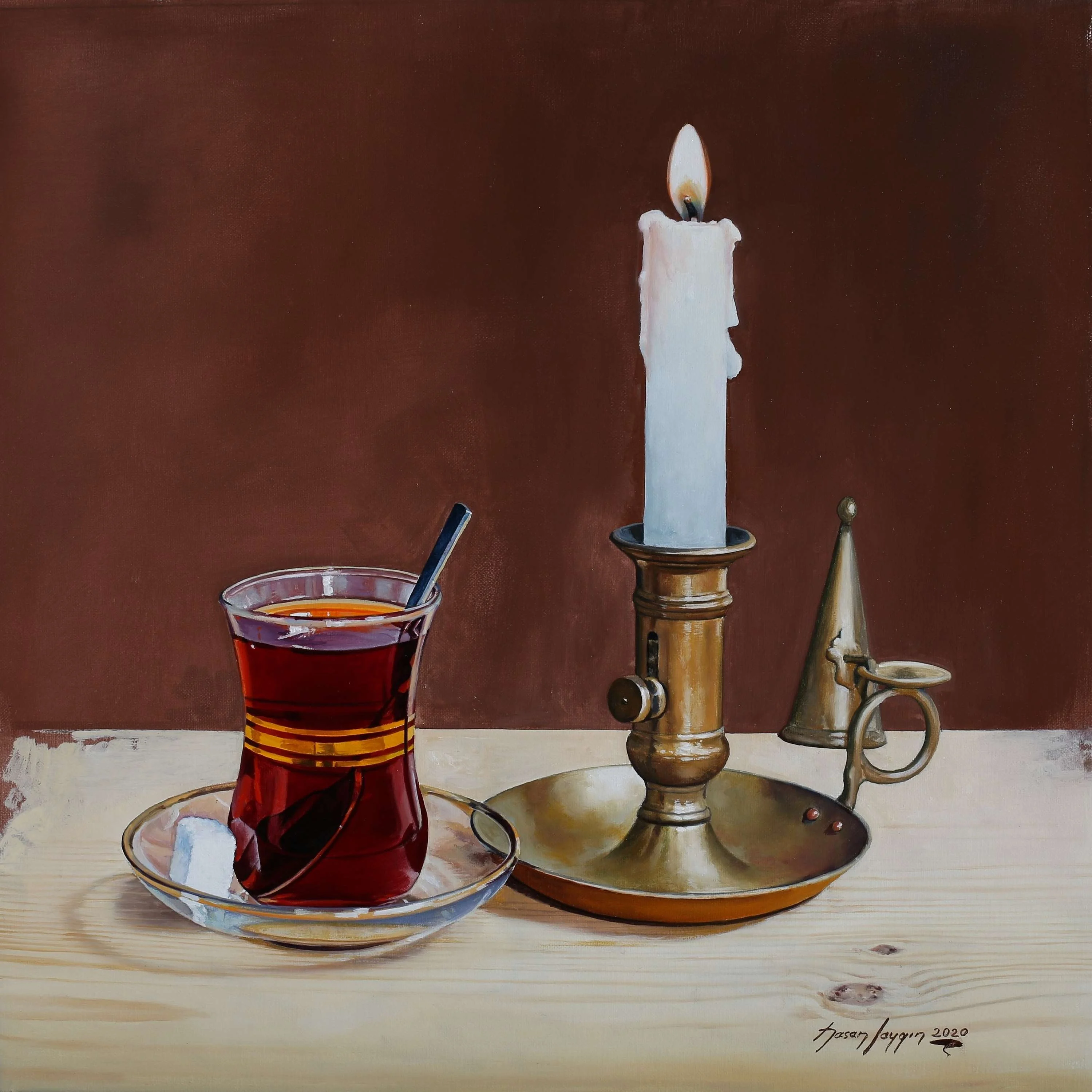 "Çay Bardağı ve Şamdan" eseri HASAN SAYGIN tarafından 2020 yılında 40x40 cm ölçülerinde Tuval üzeri yağlı boya tekniği ile yapılmıştır.
