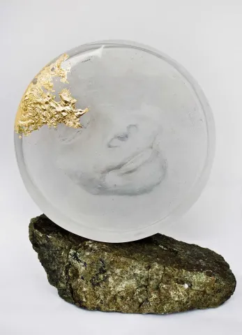 "The Deep" eseri HALE FERİHA HENDEKCİGİL tarafından 2020 yılında 22x27x10 cm ölçülerinde Cam Döküm tekniği ile yapılmıştır.