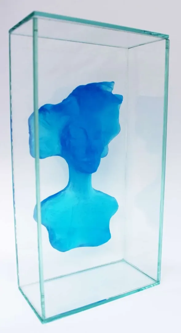 yakınlaştır "Blue" eseri HALE FERİHA HENDEKCİGİL tarafından 2020 yılında 15x29x8 cm ölçülerinde Cam Döküm tekniği ile yapılmıştır.