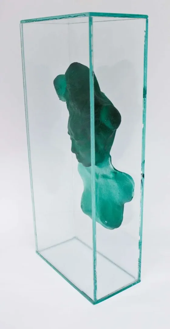 yakınlaştır "Green" eseri HALE FERİHA HENDEKCİGİL tarafından 2020 yılında 15x34x15 cm ölçülerinde Cam Döküm tekniği ile yapılmıştır.