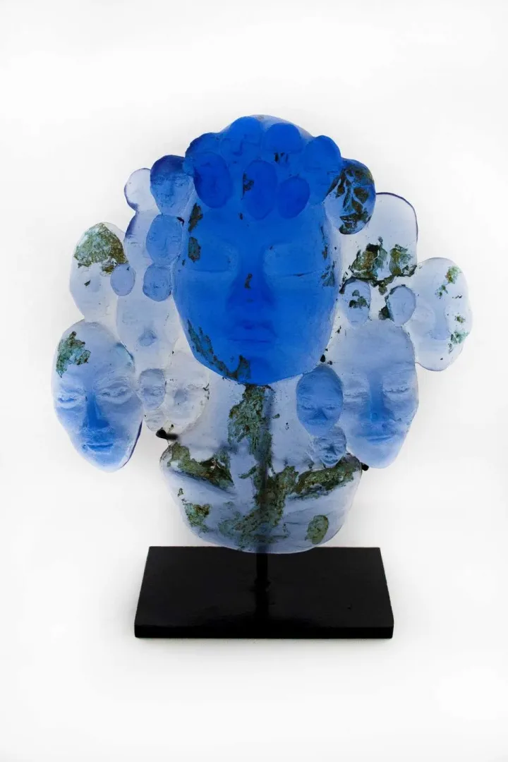yakınlaştır "Kahlo ll" eseri HALE FERİHA HENDEKCİGİL tarafından 2020 yılında 20x28x9 cm ölçülerinde Cam Döküm tekniği ile yapılmıştır.