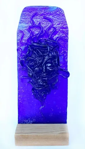 HALE FERİHA HENDEKCİGİL — “Blue Medusa”, 2020 "Blue Medusa" eseri HALE FERİHA HENDEKCİGİL tarafından 2020 yılında 12x30x9 cm ölçülerinde Cam Döküm tekniği ile yapılmıştır.