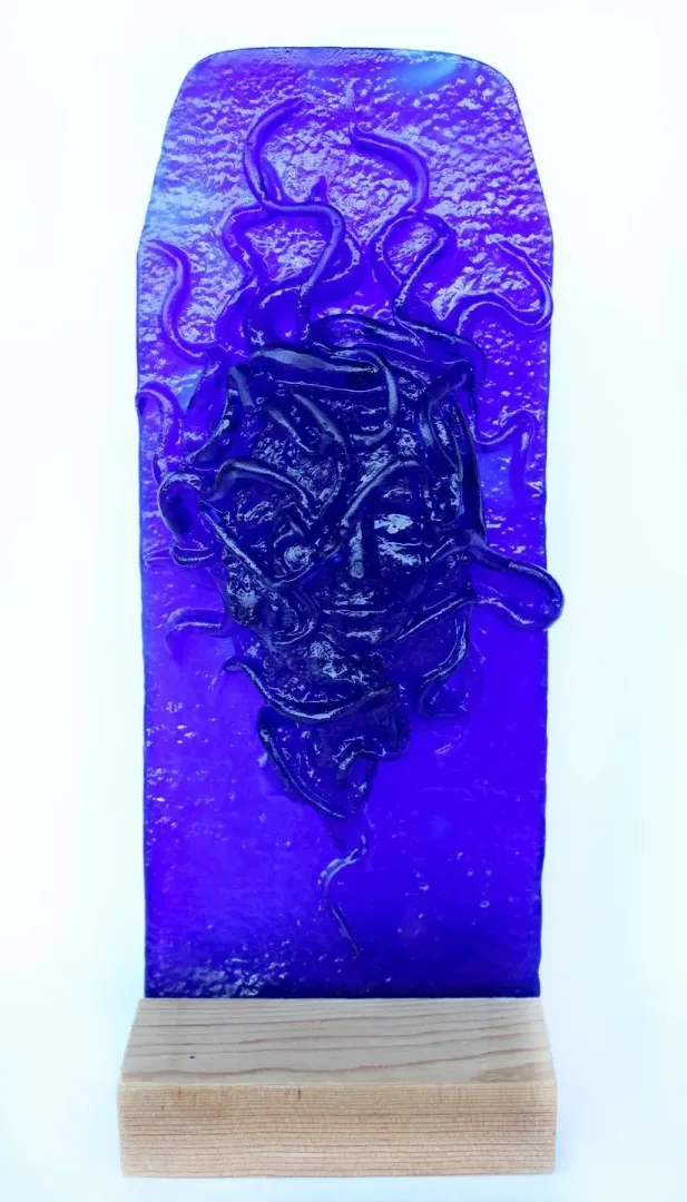 yakınlaştır "Blue Medusa" eseri HALE FERİHA HENDEKCİGİL tarafından 2020 yılında 12x30x9 cm ölçülerinde Cam Döküm tekniği ile yapılmıştır.