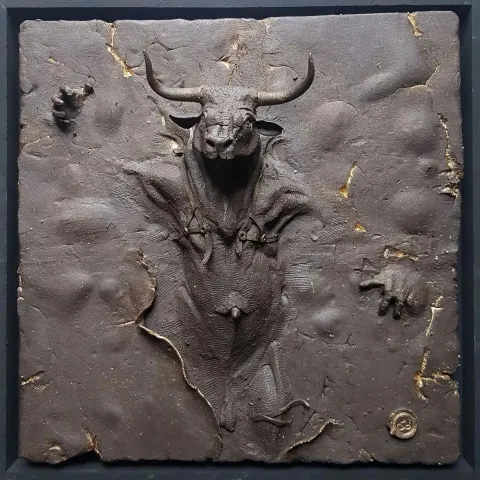 Bu eser BUĞRA ÖZER tarafından 2020 yılında 40x40x10 cm ölçülerinde Siyah Kil tekniği ile yapılmıştır.
