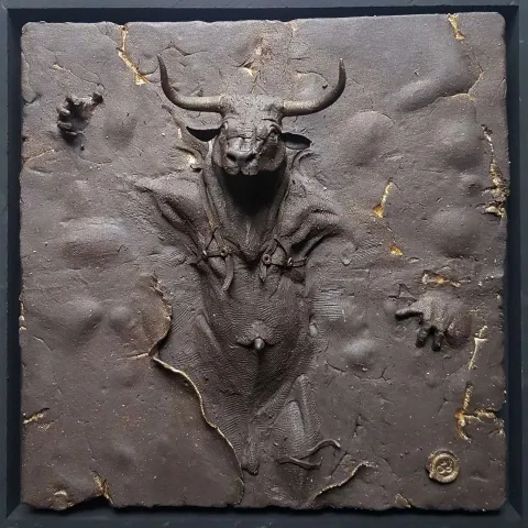 Bu eser BUĞRA ÖZER tarafından 2020 yılında 40x40x10 cm ölçülerinde Siyah Kil tekniği ile yapılmıştır.