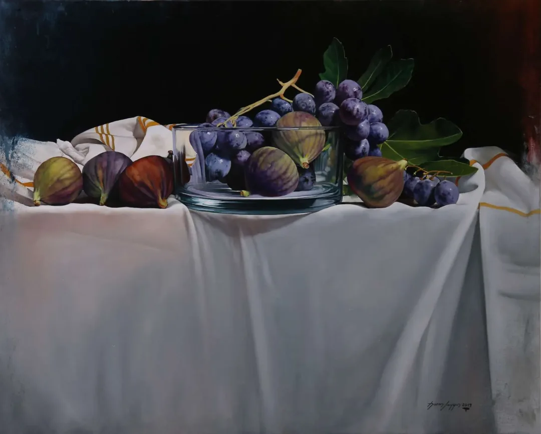 "İncir ve Üzümler" eseri HASAN SAYGIN tarafından 65x81 cm ölçülerinde Tuval üzeri yağlı boya tekniği ile yapılmıştır.