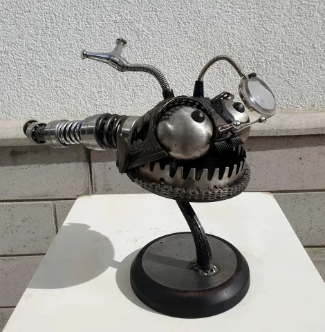 "Fener Balığı" eseri SERKAN ERKOÇ tarafından 2020 yılında 29x54x14 cm ölçülerinde Ahşap, metal tekniği ile yapılmıştır.