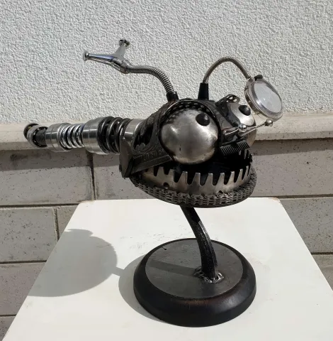 "Fener Balığı" eseri SERKAN ERKOÇ tarafından 2020 yılında 29x54x14 cm ölçülerinde Ahşap, metal tekniği ile yapılmıştır.