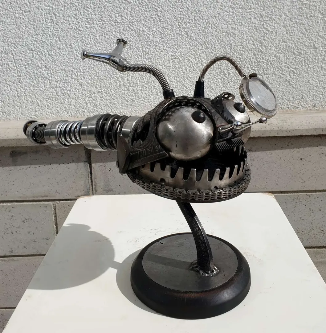 yakınlaştır "Fener Balığı" eseri SERKAN ERKOÇ tarafından 2020 yılında 29x54x14 cm ölçülerinde Ahşap, metal tekniği ile yapılmıştır.