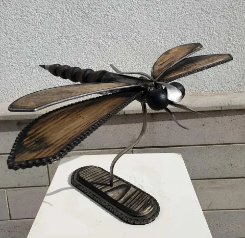 "Yusufçuk" eseri SERKAN ERKOÇ tarafından 2020 yılında 31x45x55 cm ölçülerinde Ahşap, metal tekniği ile yapılmıştır.