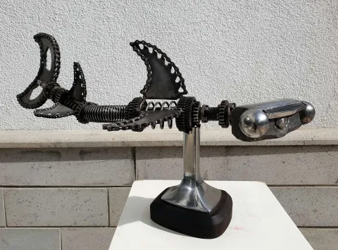 "Çekiç Balığı" eseri SERKAN ERKOÇ tarafından 2020 yılında 42x74x20 cm ölçülerinde Ahşap, metal tekniği ile yapılmıştır.